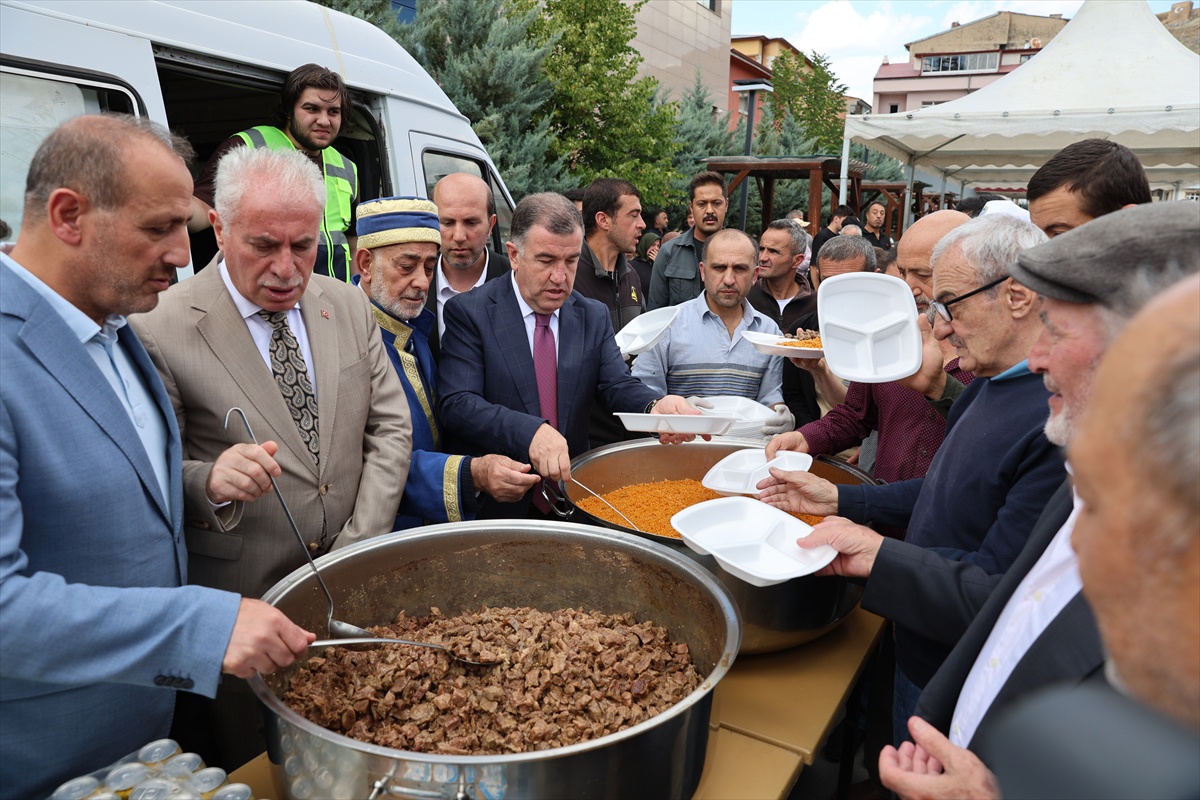 Bayburt\'ta Ahilik Haftası etkinliğinde hırdavatçı Metin Özyurt \'Yılın Ahisi\' seçildi