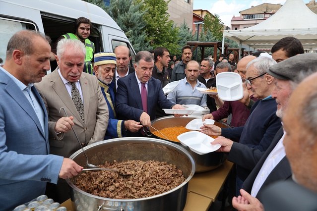Bayburt'ta Ahilik Haftası etkinliğinde hırdavatçı Metin Özyurt 'Yılın Ahisi' seçildi