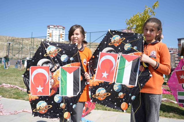 Bayburt’ta uçurtmalar Filistinli çocuklar için gökyüzüne bırakıldı