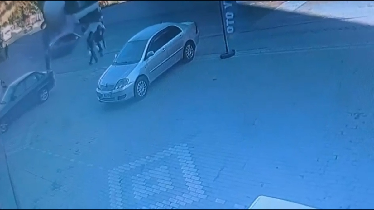 Ankara Mamak\'ta beton mikseri ile otomobil çarpıştı, 5 kişi yaralandı