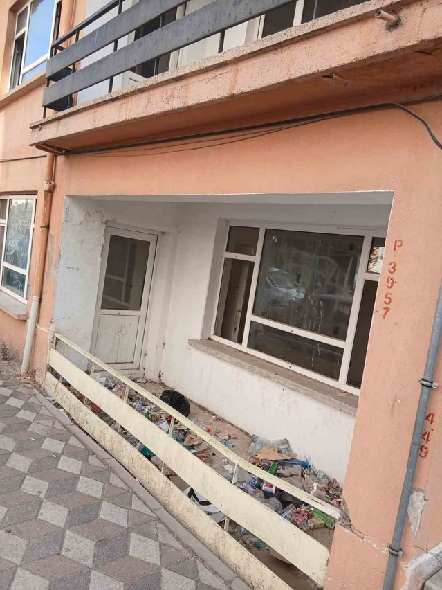 Bilecik Ertuğrulgazi Mahallesi'nde metruk bina çöplüğe döndü, sakinler tepkili