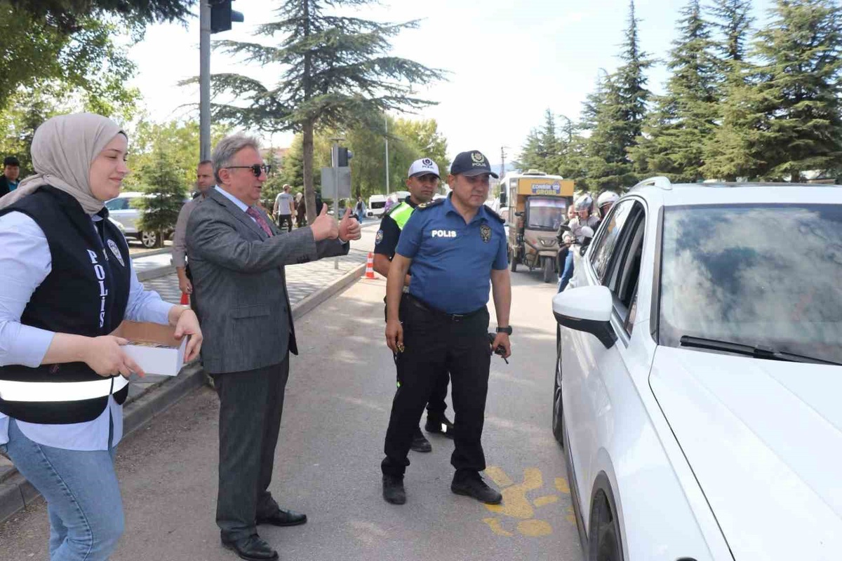 Bozüyük'te okul çevrelerinde 775 kişiye trafik bilgilendirmesi yapıldı