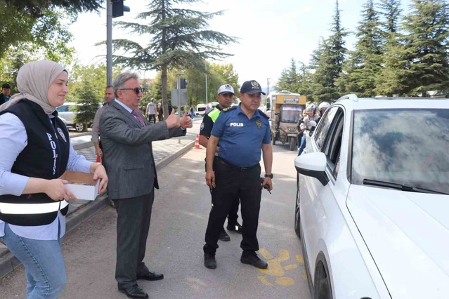 Bozüyük'te okul çevrelerinde 775 kişiye trafik bilgilendirmesi yapıldı