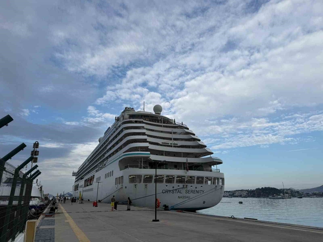 Bodrum'a gelen Crystal Serenity, 693 yolcu ve 529 mürettebatla esnafa hareketlilik kattı