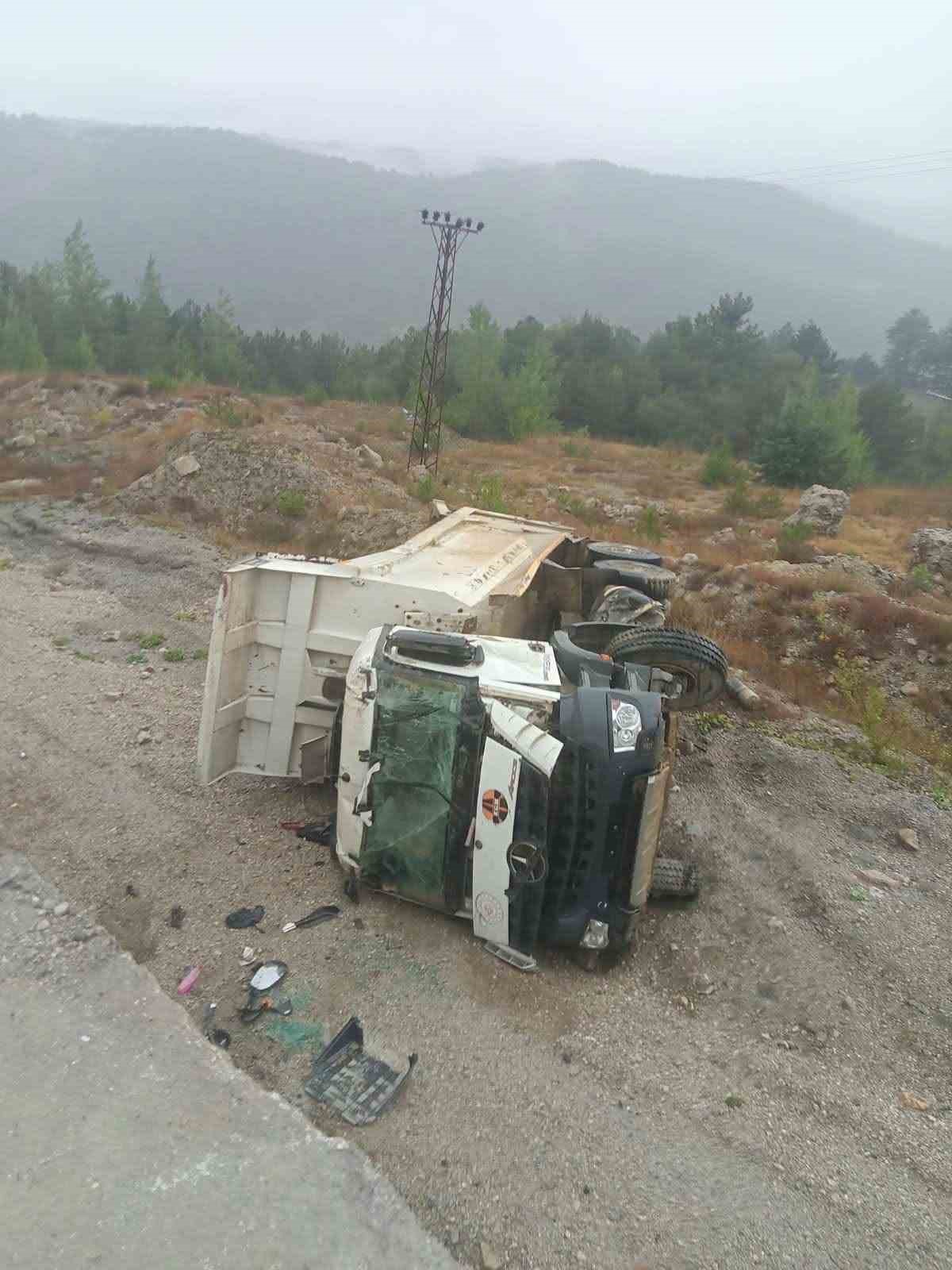 Bolu'da yağışta kayganlaşan yolda hafriyat kamyonu şarampole devrildi, sürücü yaralandı