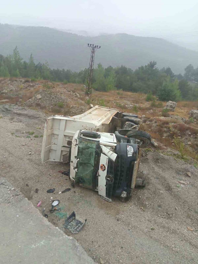 Bolu'da yağışta kayganlaşan yolda hafriyat kamyonu şarampole devrildi, sürücü yaralandı