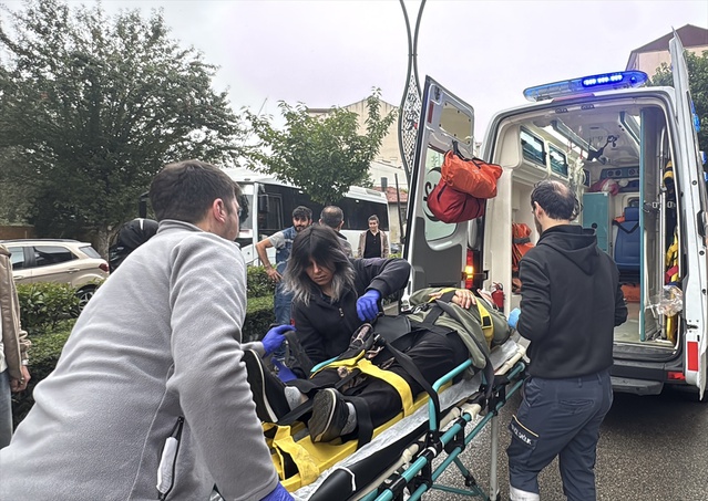 Bolu'da yolun karşısına geçmeye çalışan kadına otomobil çarptı, yaralandı