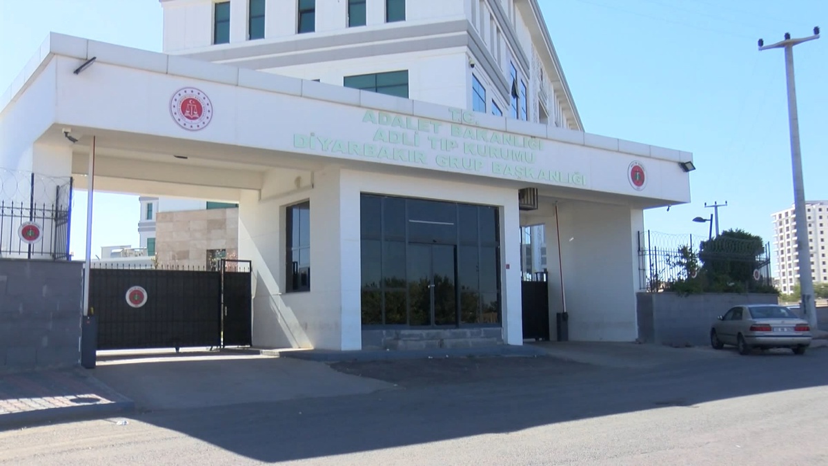 Boşandığı kadını tabancayla öldüren şahıs, yakalanacağını anlayınca intihar etti