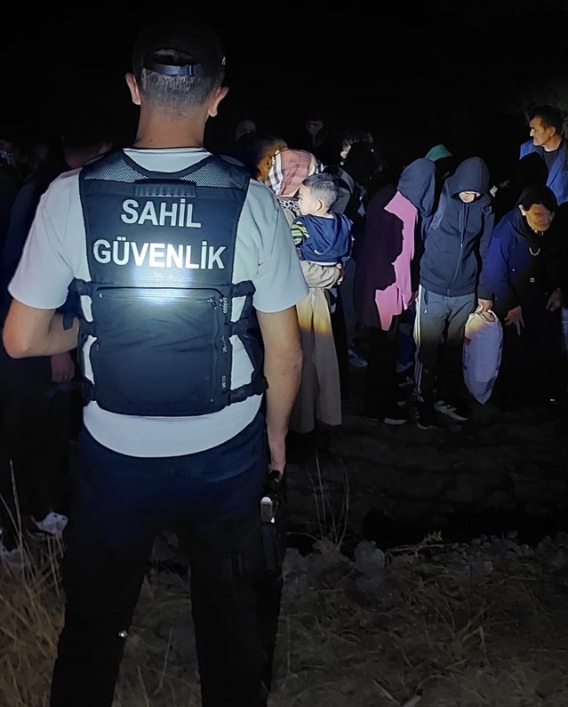 Çanakkale Eceabat'ta 7'si çocuk 29 düzensiz göçmen yakalandı
