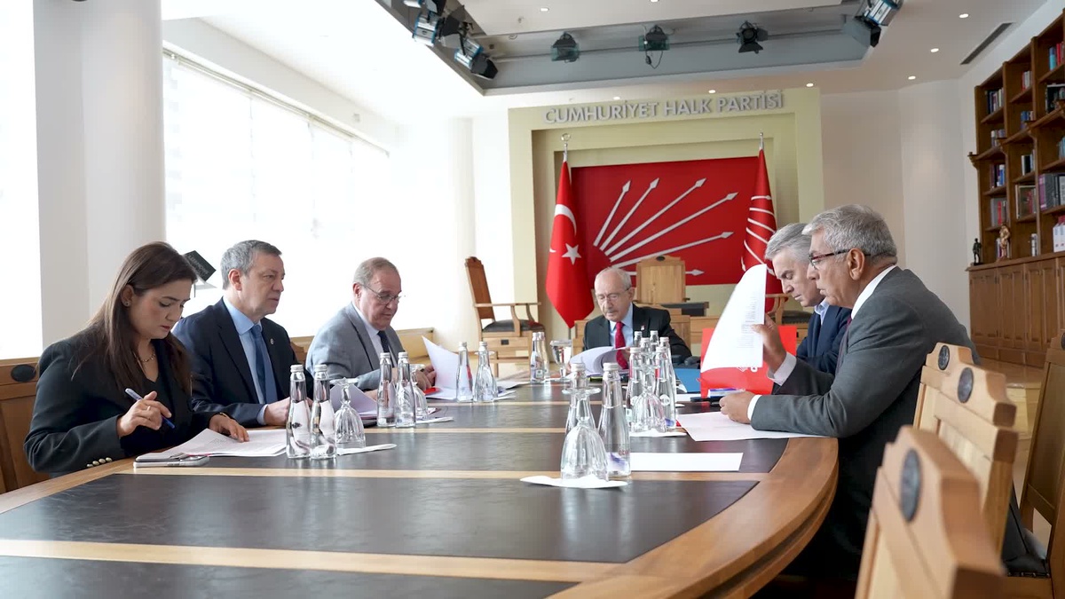 Kılıçdaroğlu, borsadaki riskleri görüşmek için CHP Ekonomi Masası\'na başkanlık etti