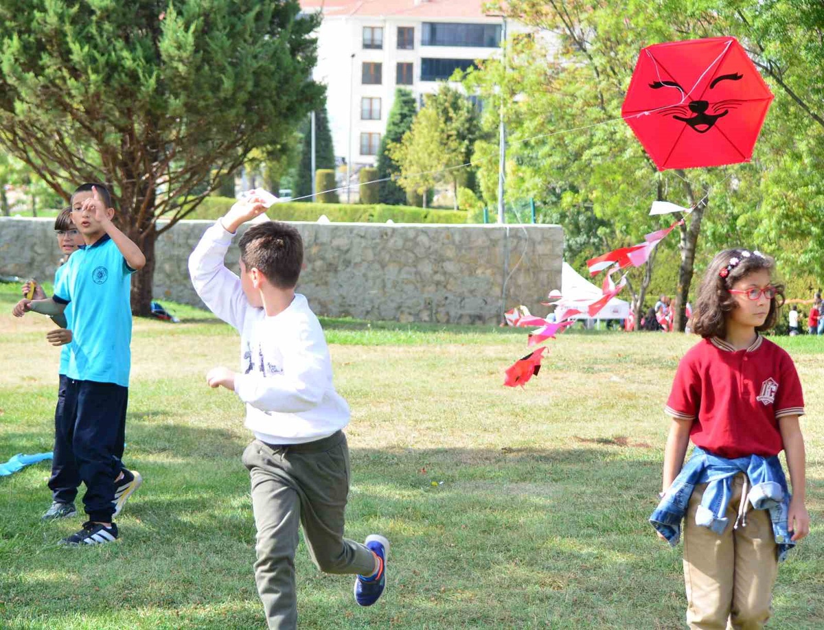 Çorum’da çocuklar, savaş bölgelerindeki akranları için gökyüzüne balon ve uçurtma bıraktı