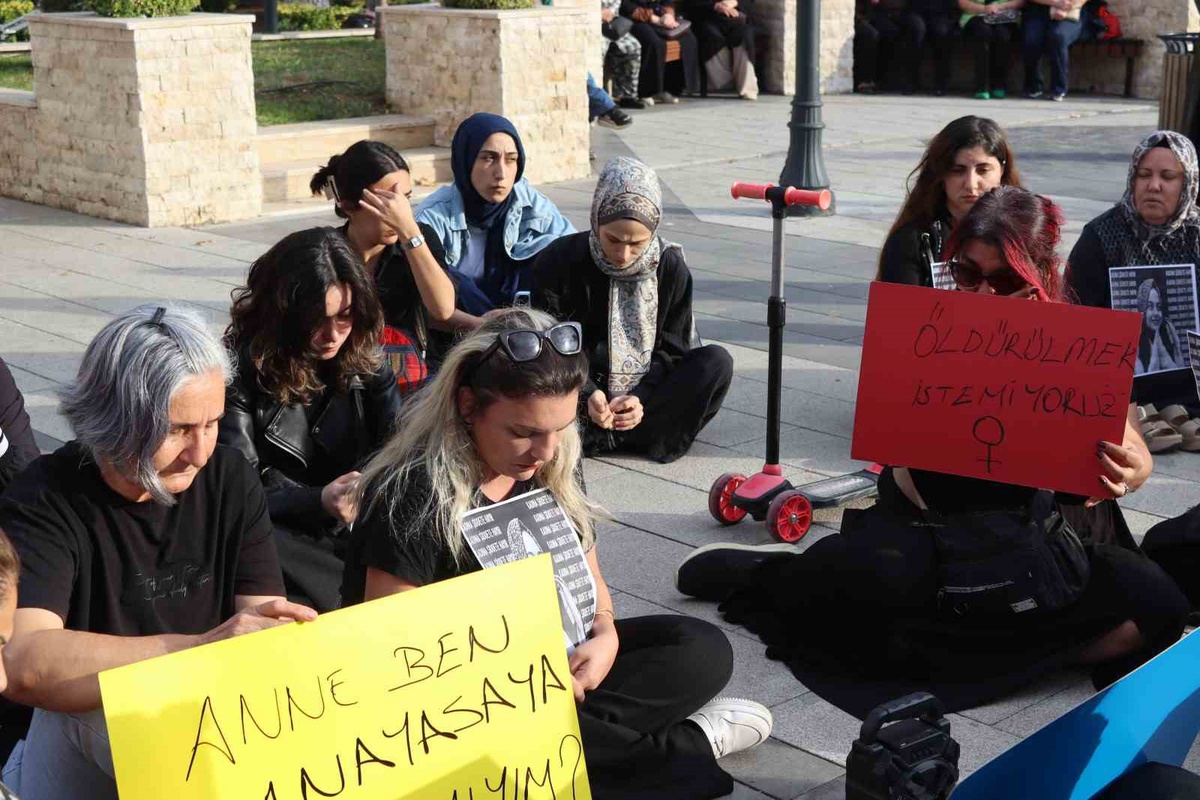 Çorum Osmancık'ta kadınlar, öldürülen Yasemin Yanık için oturma eylemi yaptı
