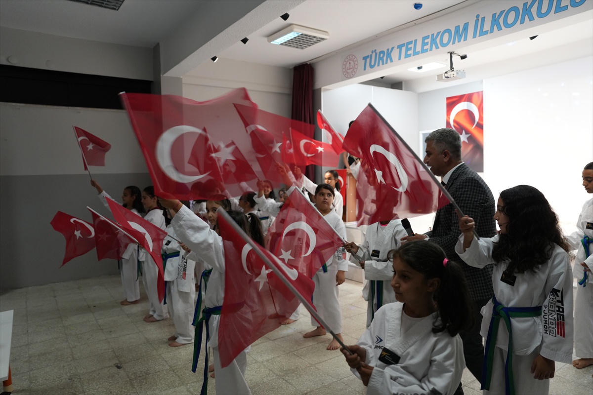Çubuk\'ta İlköğretim Haftası törenle başladı, öğrenciler gösteri sundu
