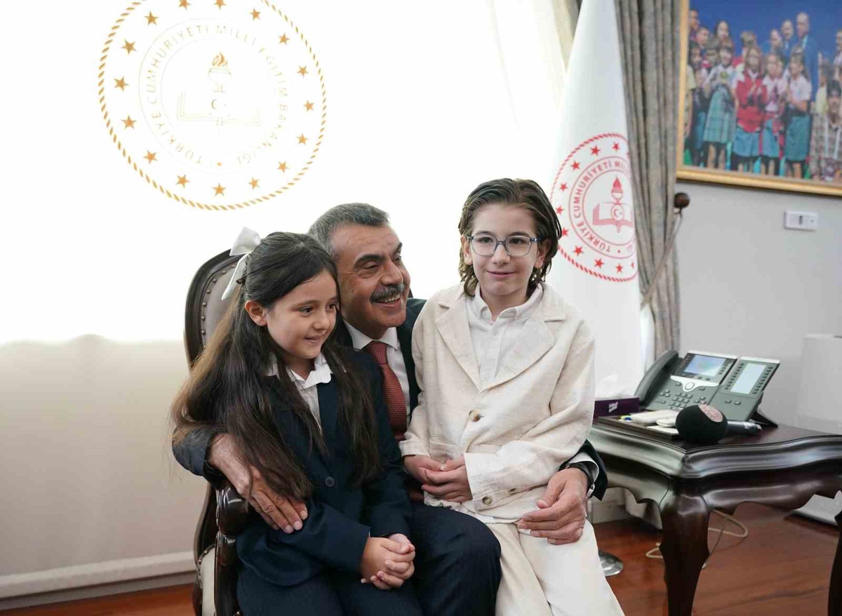 Cumhurbaşkanı Erdoğan ile şarkı söyleyen minik müzisyenlerden Bakan Tekin’e ziyaret