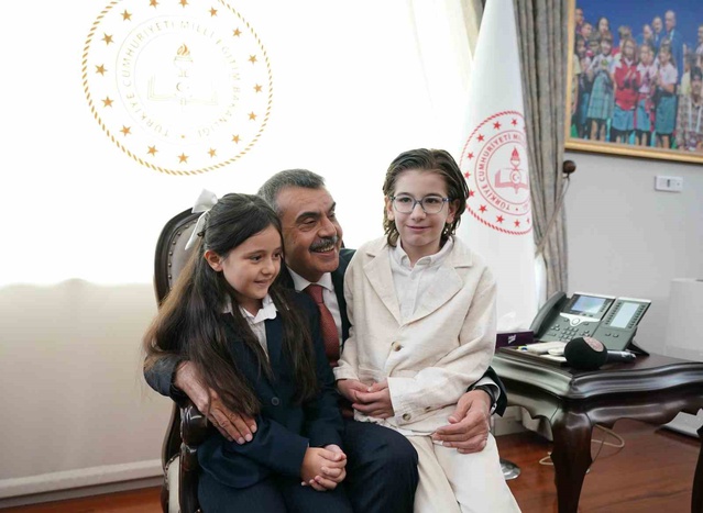 Cumhurbaşkanı Erdoğan ile şarkı söyleyen minik müzisyenlerden Bakan Tekin’e ziyaret