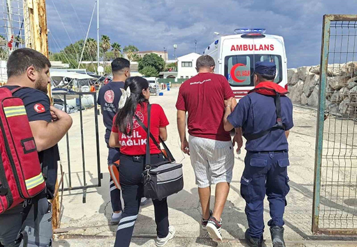 Datça açıklarında teknedeki rahatsızlanan vatandaş Sahil Güvenlik ekibince tahliye edildi