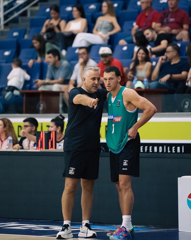 Yukatel Denizli Basket'in ilk Avrupa maçında Zafer Aktaş oyuncularını kutladı