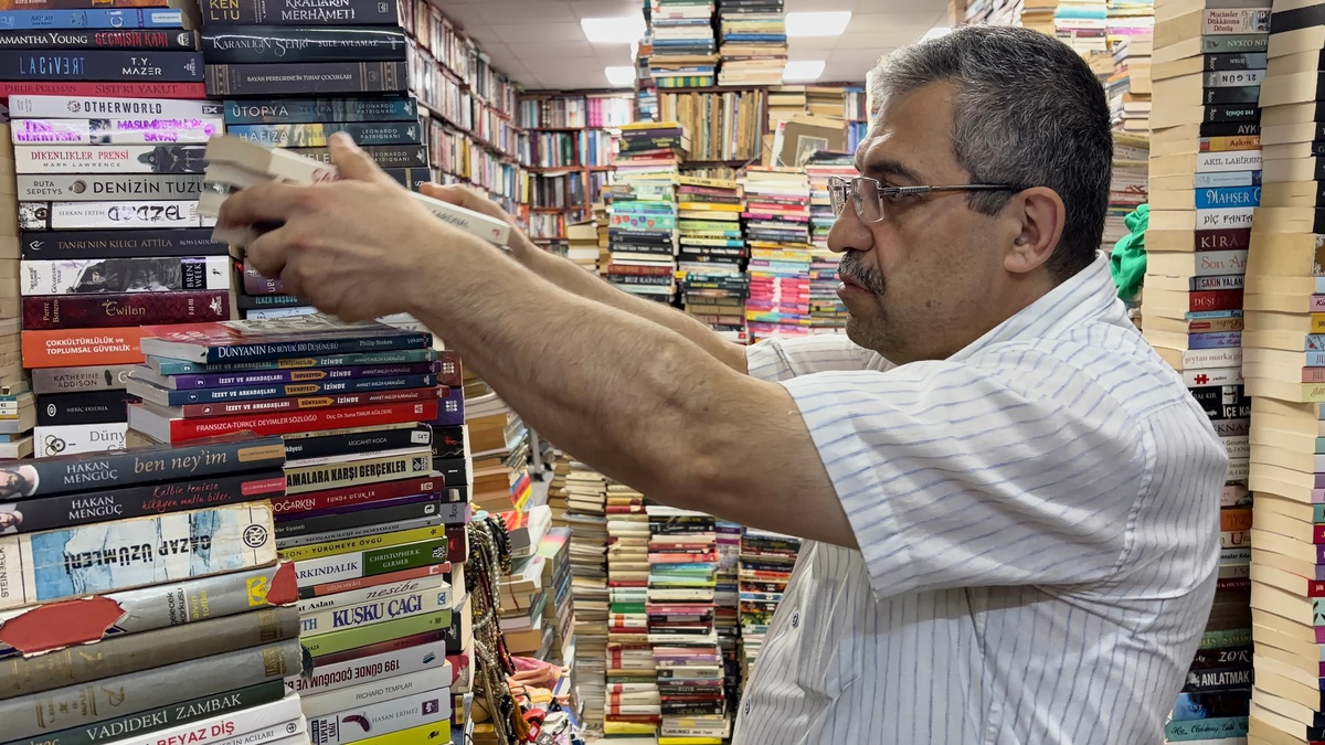 Sahaf Kaynar\'ın 45 metrekarelik dükkanında 35 bin kitap, alıcısını bekliyor