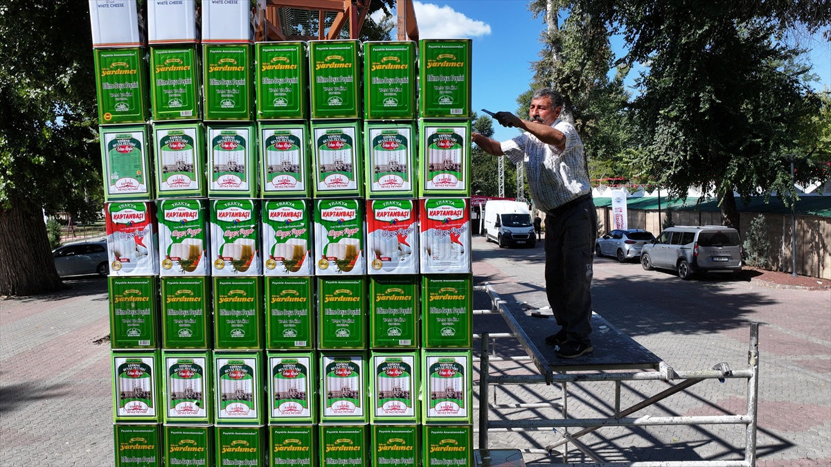 Edirne Gastronomi Festivali girişine 450 peynir tenekesinden tak yerleştirildi
