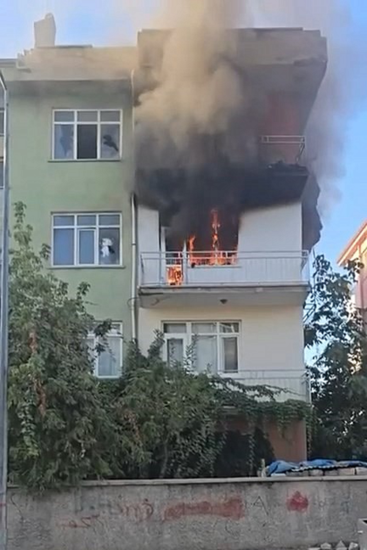 Elazığ Rüstempaşa\'da 4 katlı binanın 3\'üncü katındaki yangın söndürüldü