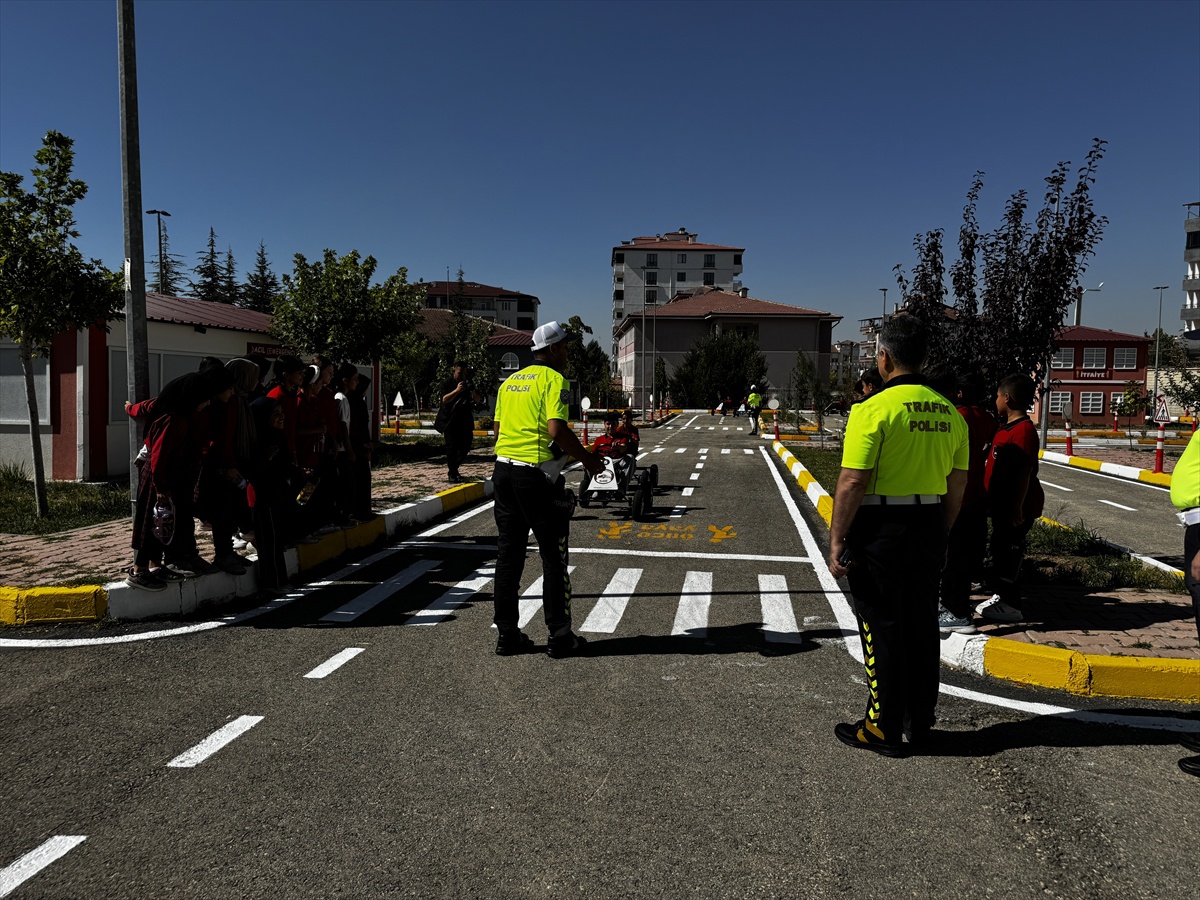 Elazığ\'da ortaokul ve anaokulu öğrencilerine trafik güvenliği eğitimi verildi