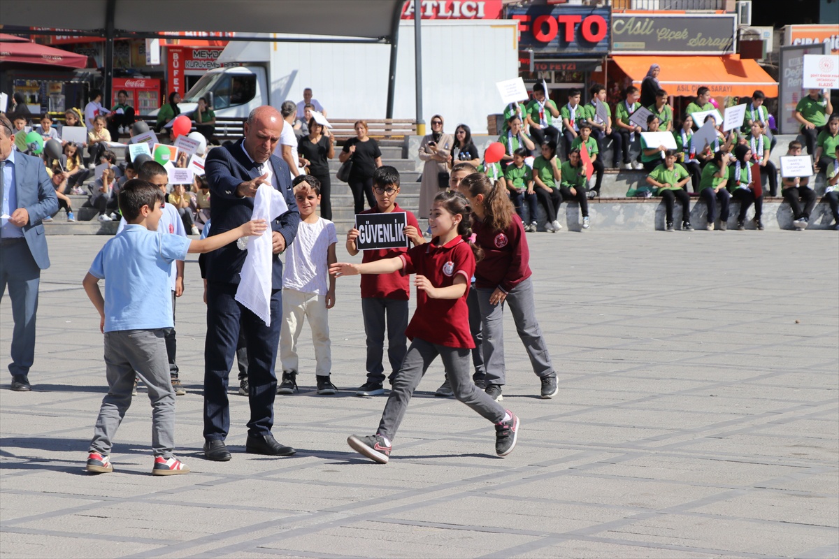 Elazığ\'da öğrenciler Gazzeli çocuklar için uçurtma uçurdu