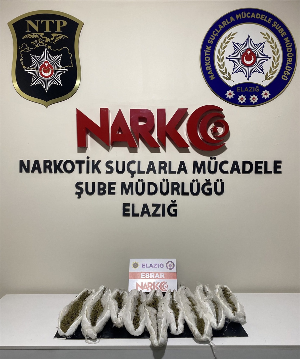 Elazığ\'da araçta iş makinesine gizlenmiş 1 kilo 850 gram esrar ele geçirildi