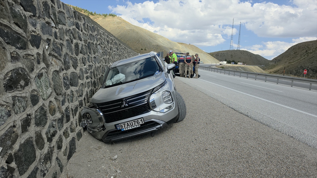 Erzincan\'da SUV istinat duvarına çarptı, 3 kişi yaralandı