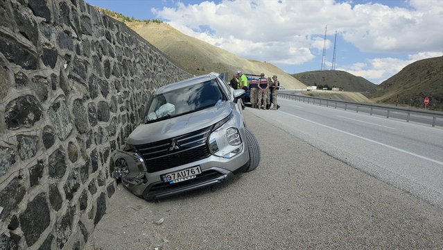 Erzincan'da SUV istinat duvarına çarptı, 3 kişi yaralandı