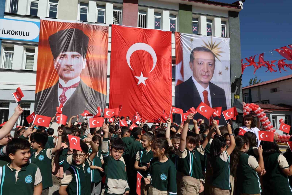 Erzurum\'da İlköğretim Haftası Celal Akın İlkokulu\'nda coşkuyla başladı
