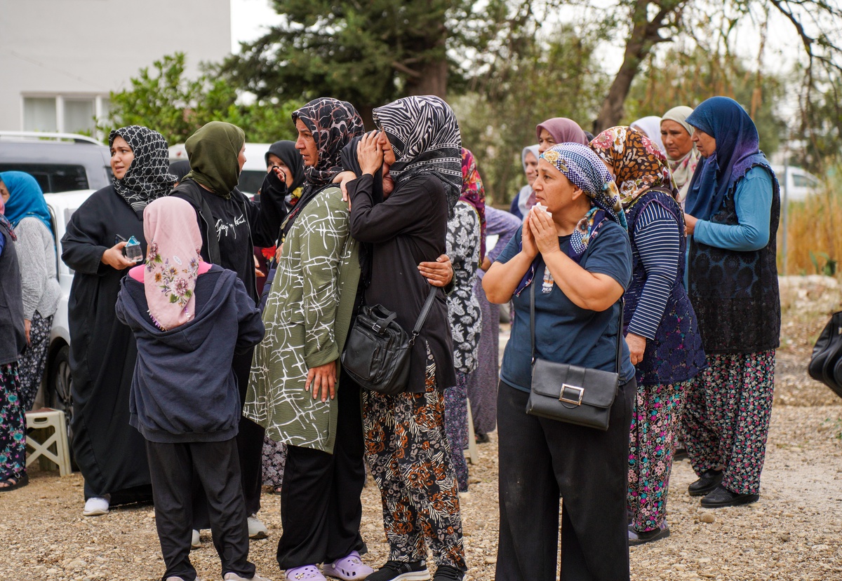 Korkuteli\'de öldürülen Ayşegül Coşkun ile anne ve babası yan yana toprağa verildi