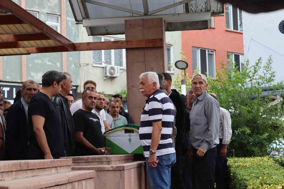 Çorum\'da eski eşinin silahlı saldırısında ölen kadın Osmancık\'ta toprağa verildi