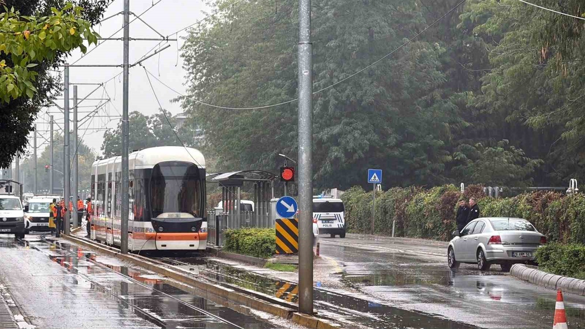 Eskişehir'de katener arızası tramvay seferlerini aksattı, ekipler onarımda