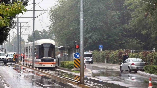 Eskişehir'de katener arızası tramvay seferlerini aksattı, ekipler onarımda