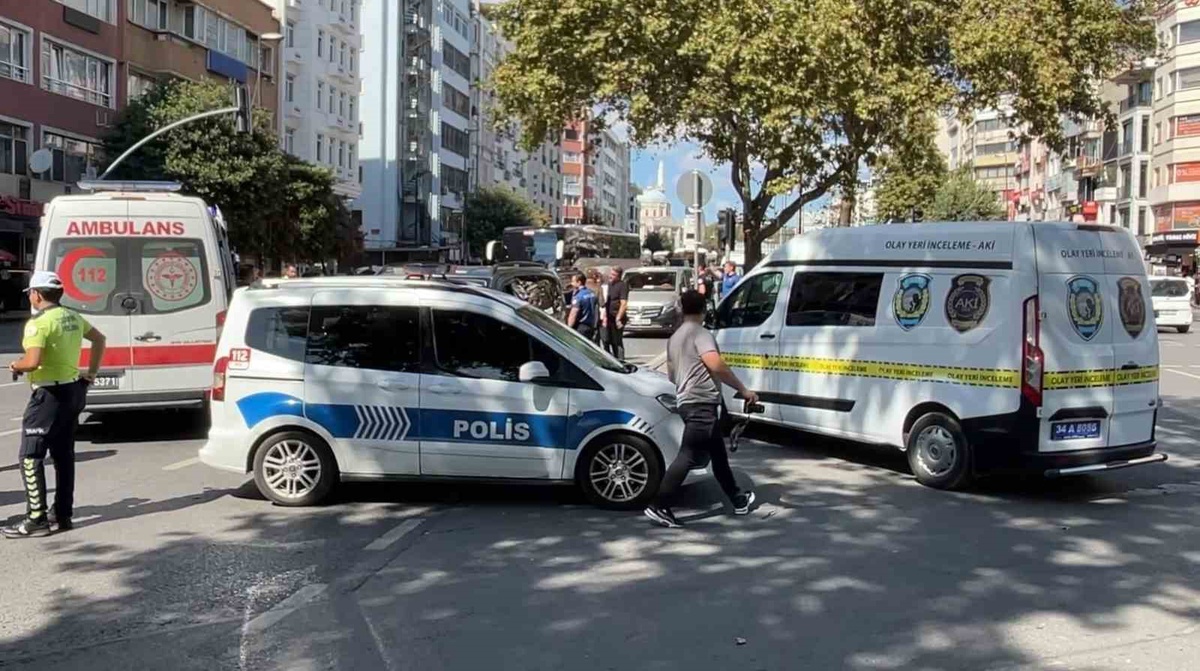 Fatih\'te kırmızı ışıkta geçen 20 yaşındaki gence iki araç çarptı, hayatını kaybetti