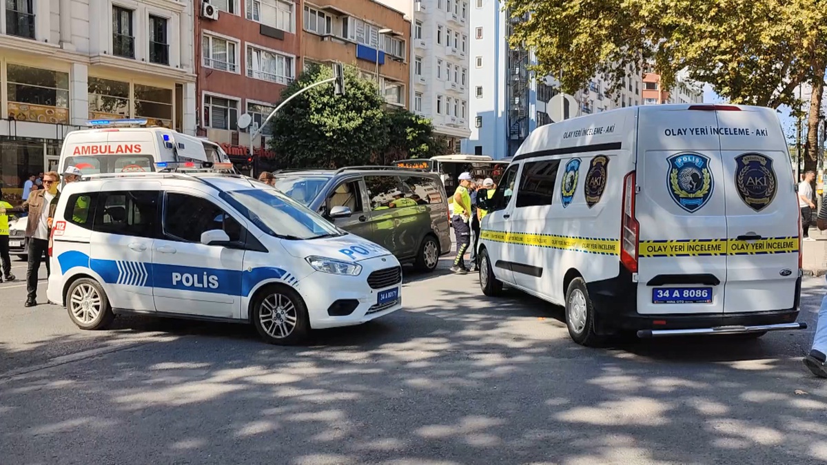 Fatih\'te kırmızı ışıkta geçen yayaya 2 minibüs çarptı, hayatını kaybetti