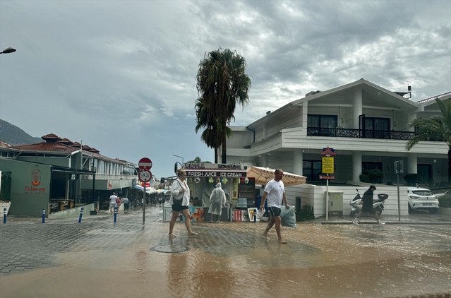 Fethiye'deki sağanak Ölüdeniz'de ulaşımı aksattı, suyun rengi kahverengiye döndü