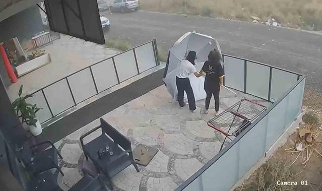 Aksaray'da fırtınada şemsiyeyle savrulan genç kuaför personeli kamerada