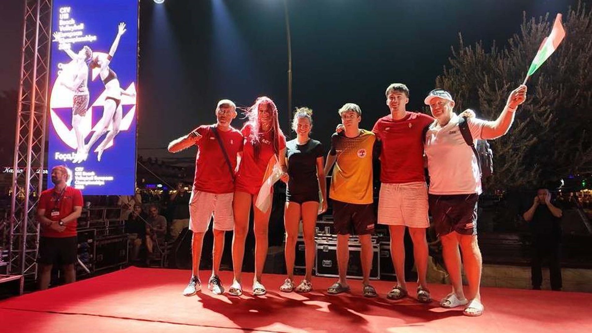 Foça'da 35 ülkeden sporcuların katıldığı U18 Plaj Voleybolu Avrupa Şampiyonası başladı
