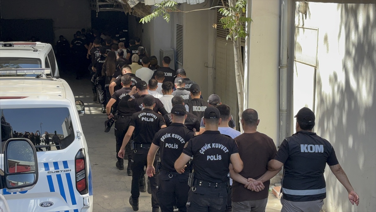 Gaziantep\'te suç örgütüne yönelik operasyonda yakalanan 28 şüpheli adliyede