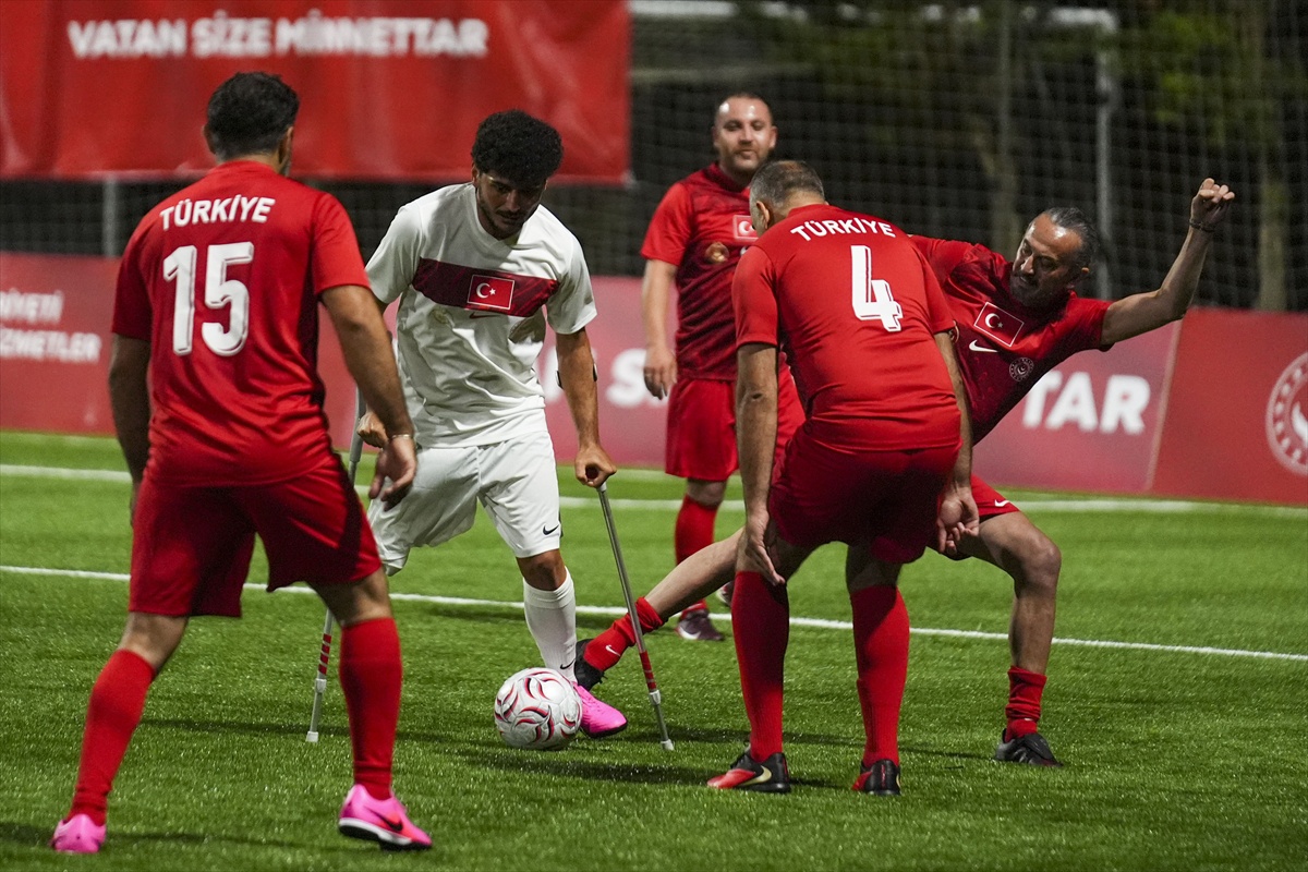 Gaziler Günü için Riva\'da futbol maçı oynandı