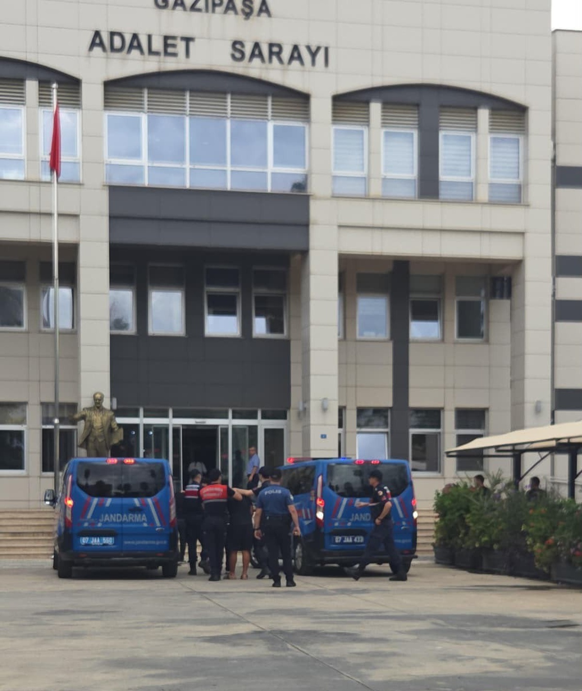 Gazipaşa\'da polis ve veterineri darp eden 3 şüpheli tutuklandı