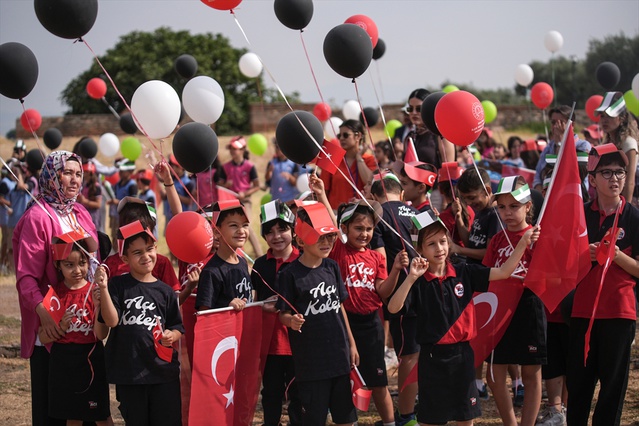 Manisa'da öğrenciler Gazzeli çocuklar için balon ve uçurtma uçurdu