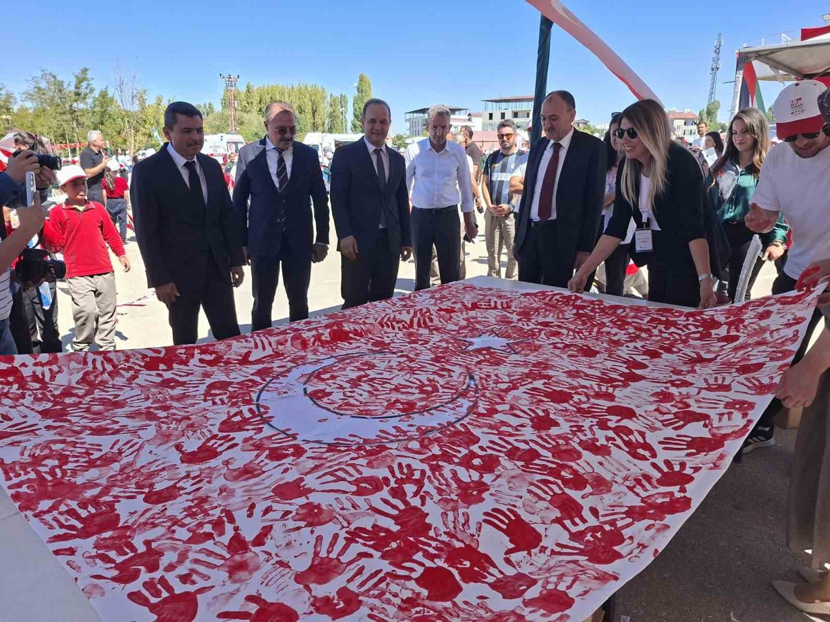 Vanlı çocuklar Gazzeli akranları için uçurtma uçurdu