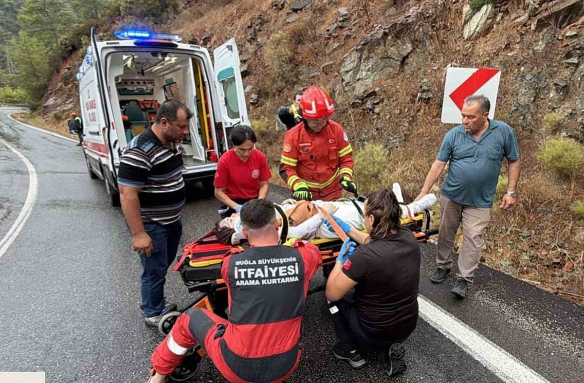 Göcek\'te tek taraflı trafik kazasında araçta mahsur kalan 1 kişi kurtarıldı