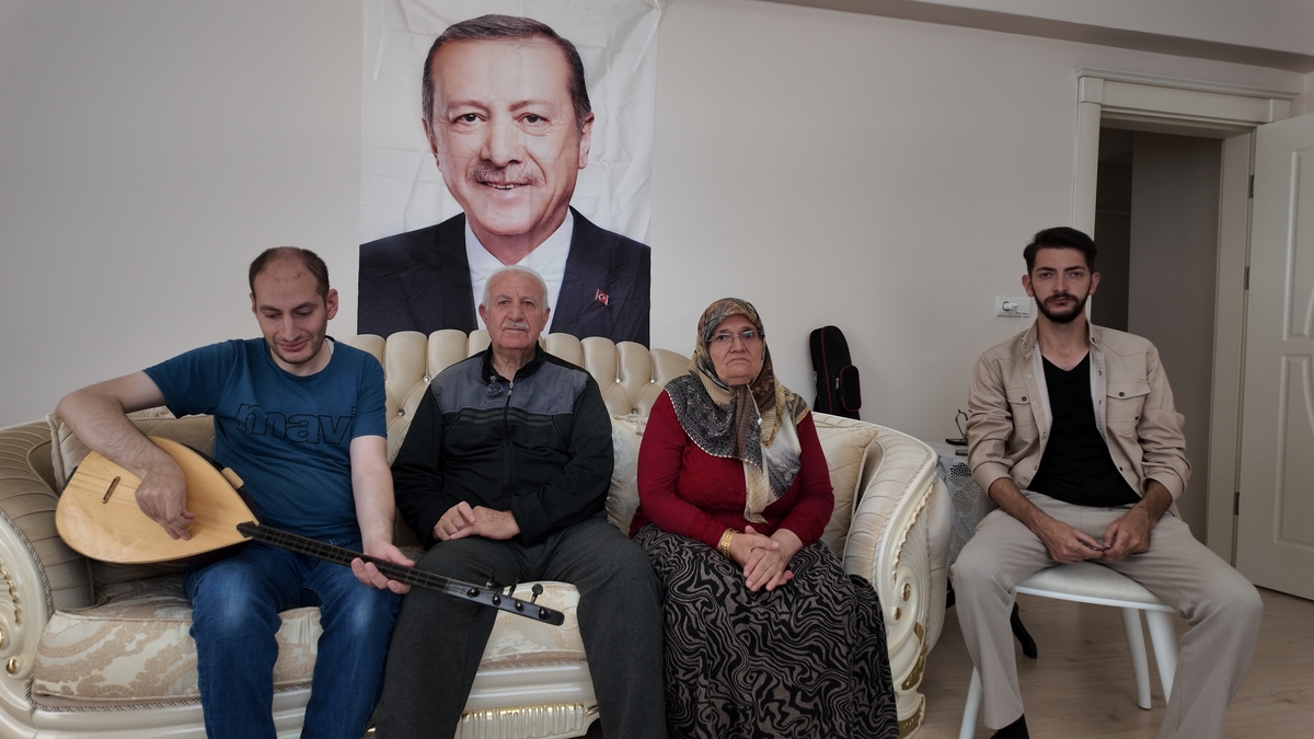 Görme engelli Abdullah, Erdoğan hayranlığını bestesiyle anlattı