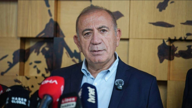 Gürsel Tekin'in görevine son verildi ama gitmiyor