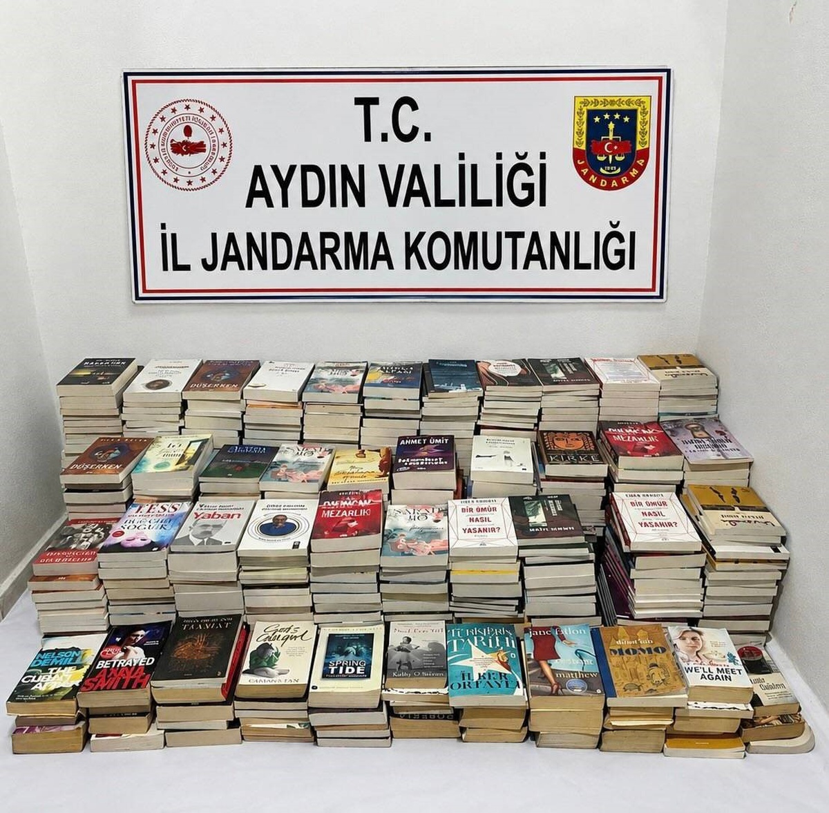 Kuşadası Güzelçamlı\'da iki işletmede 658 bandrolsüz kitap ele geçirildi