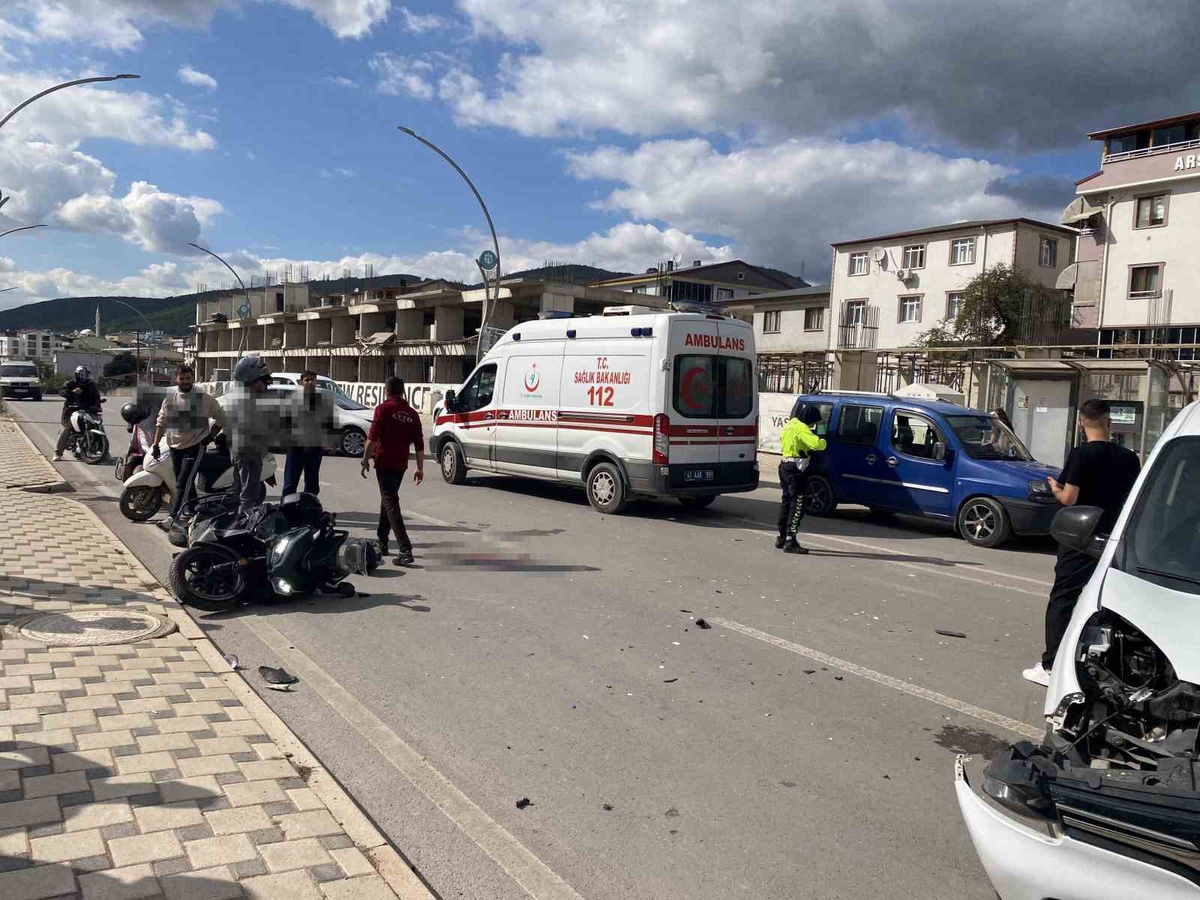 Kocaeli Körfez\'de hafif ticari araçla çarpışan motosiklet sürücüsü ağır yaralandı