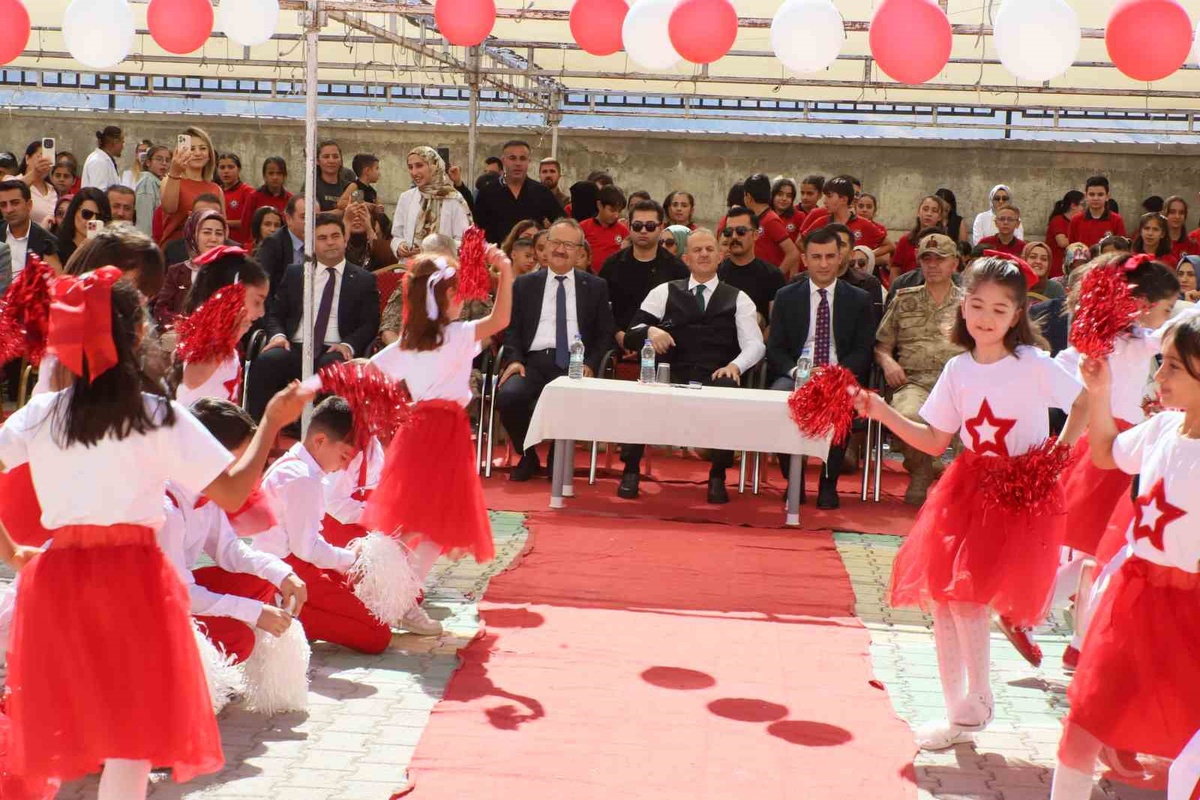 Hakkari\'de İlköğretim Haftası töreni renkli görüntülere sahne oldu